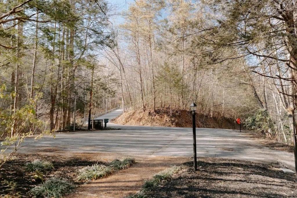 Cabin With Treehouse Views, 3 King Beds, 4 Bunks, And Large Hot Tub! Gatlinburg Kültér fotó