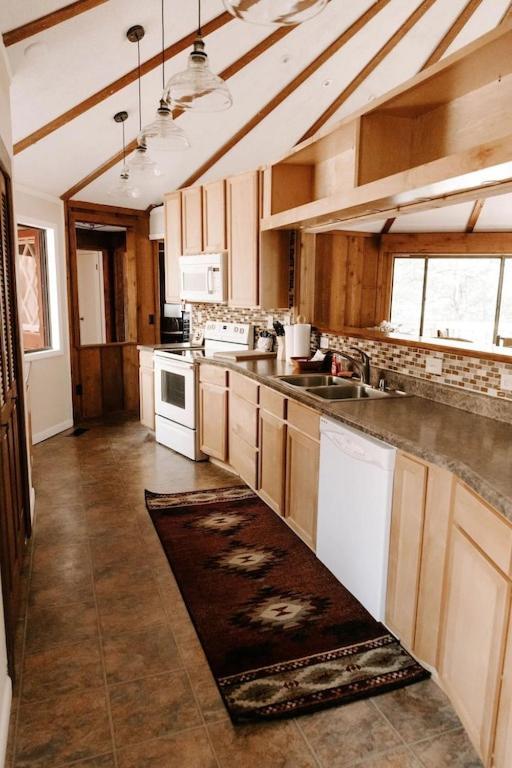 Cabin With Treehouse Views, 3 King Beds, 4 Bunks, And Large Hot Tub! Gatlinburg Kültér fotó