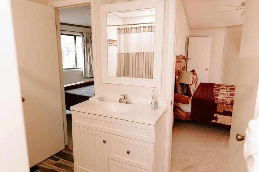 Cabin With Treehouse Views, 3 King Beds, 4 Bunks, And Large Hot Tub! Gatlinburg Kültér fotó