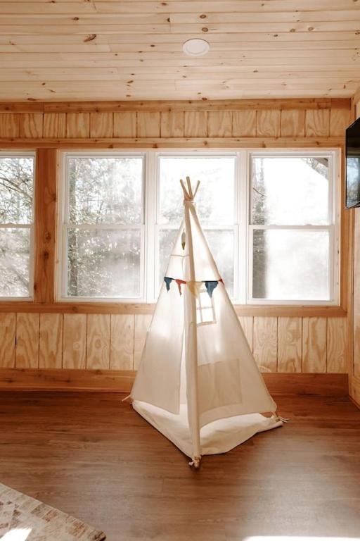 Cabin With Treehouse Views, 3 King Beds, 4 Bunks, And Large Hot Tub! Gatlinburg Kültér fotó