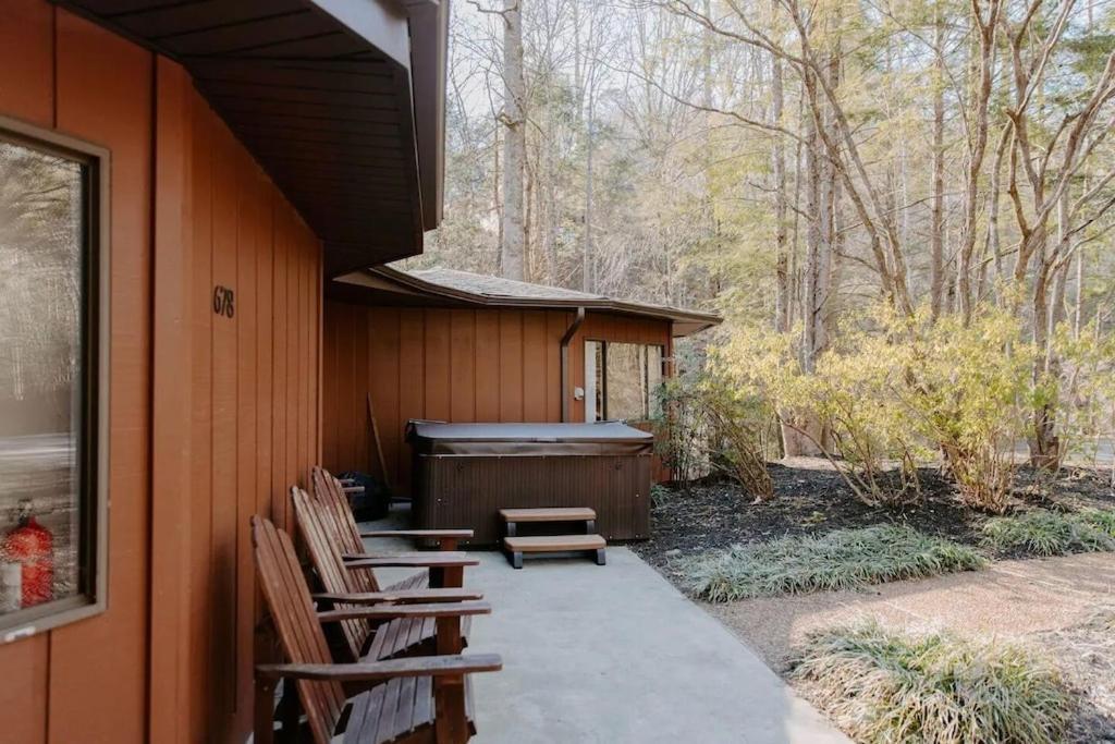 Cabin With Treehouse Views, 3 King Beds, 4 Bunks, And Large Hot Tub! Gatlinburg Kültér fotó